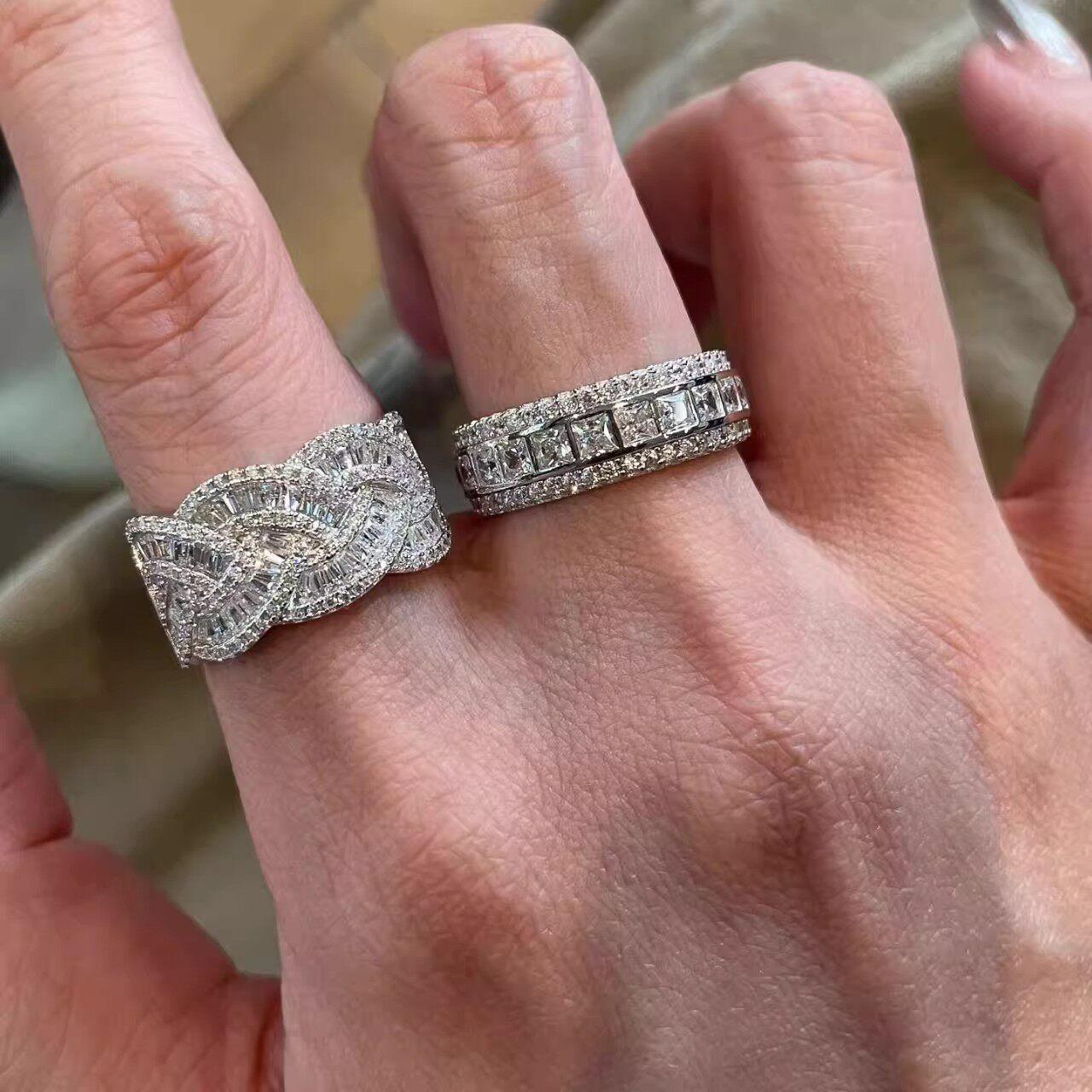 طقم خواتم مرصعة بـ Zircon بتصميم فخم ولامع.