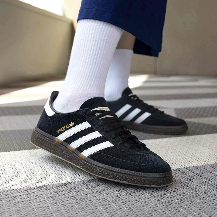 Adidas أديداس حذاء HANDBALL SPEZIAL كلاسيك جلد سويد أسود بثلاث خطوط بيضاء ونعل مطاطي عسل للرجال والنساء