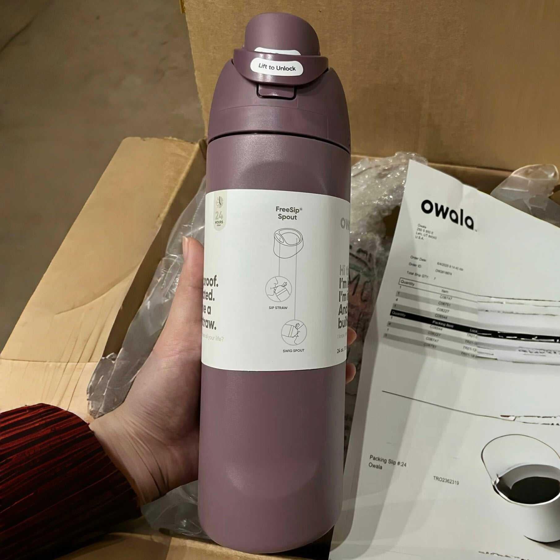 زجاجة مياه Owala مزدوجة جدار عازل من الفولاذ المقاوم للصدأ بلون بنفسجي مع غطاء وقشة مدمجة تصميم عملي وأنيق