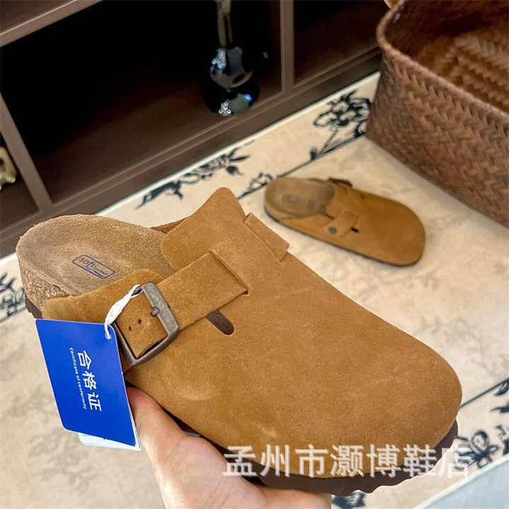 حذاء Birknstok بنعل فلين وقشرة جلد المولبيري المريحة بلون بيج هادئ وحزام معدني قابل للتعديل