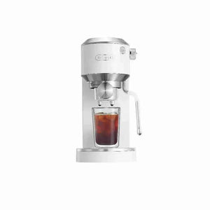 ماكينة DeLonghi لتحضير Espresso و Cold Brew بتصميم أنيق.