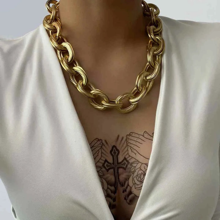 قلادة نسائية معدنية عريضة بأسلوب بونك مع تصميم جريء وملمس معدني مزخرف تناسب الموضة الأوروبية والأمريكية لعام 2025
