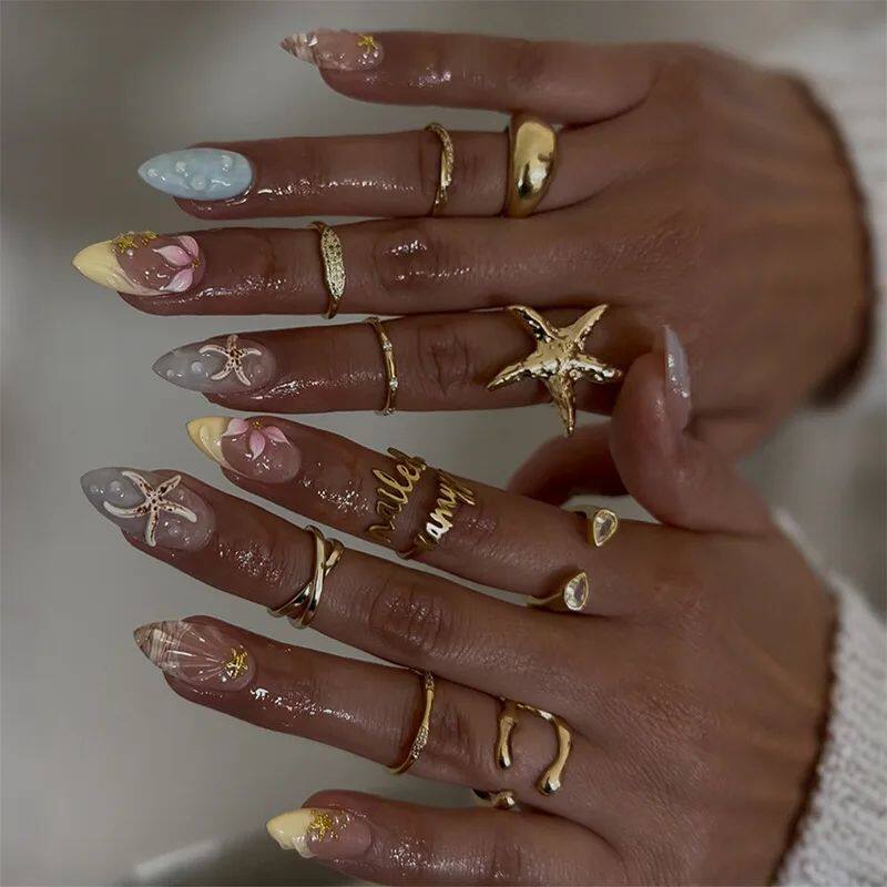 أظافر Nail Art بتصميمات 3D بارزة ولمسات ذهبية أنيقة.