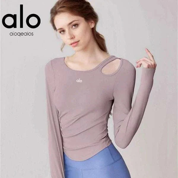 توب رياضي بأكمام طويلة وتصميم قاطع من alo clothing مع حشوة صدر مدمجة باللون البنفسجي