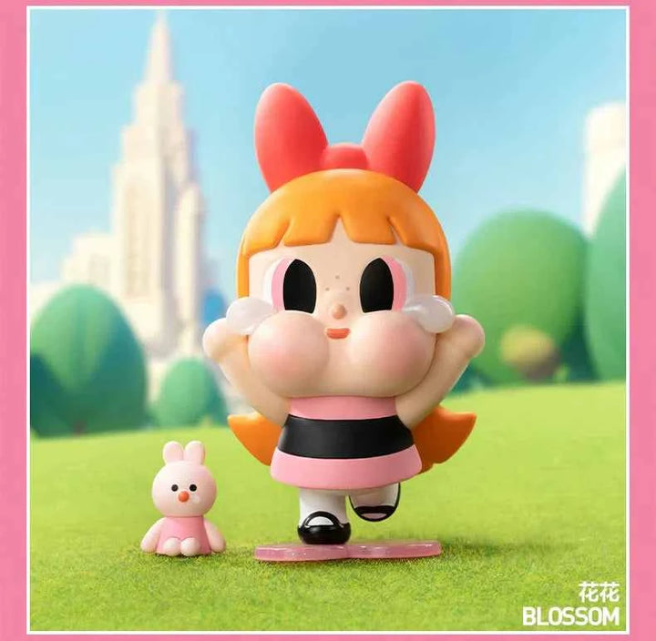 دمى Crybaby بتعابير وجه متعددة من Pop Mart، شخصية كرتونية بملابس وردية مع دمية صغيرة، خلفية منظر طبيعي.