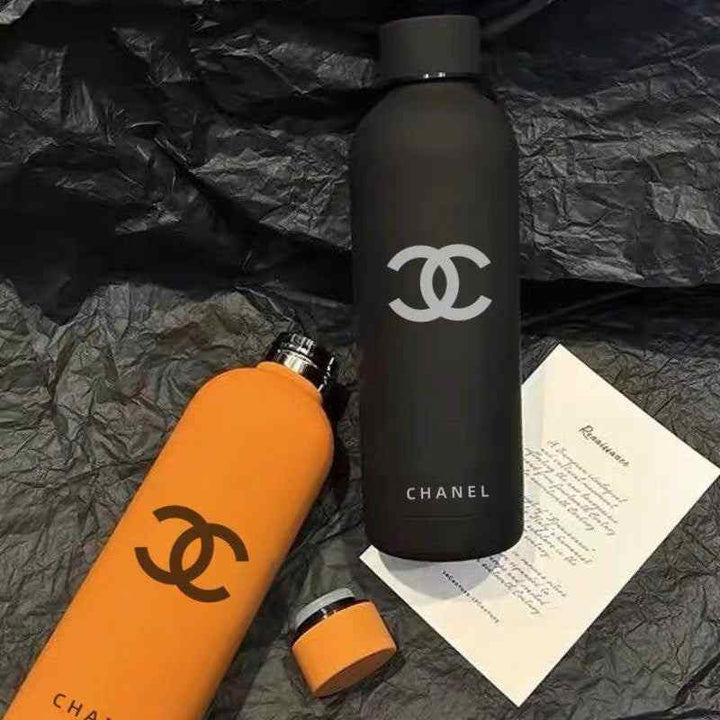 فاخر قارورة حرارية برتقالي CHANEL مع لمسات سوداء، تصميم أنيق وفخم.