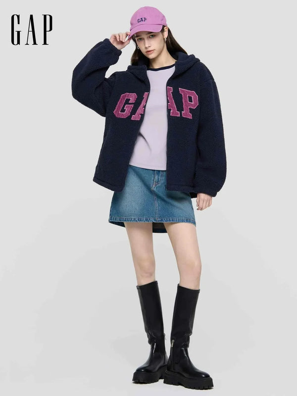 موديل يرتدي Gap هودي شتوي فرو نسائي كحلي مع شعار كبير وقبعة وسترة دافئة أنيقة