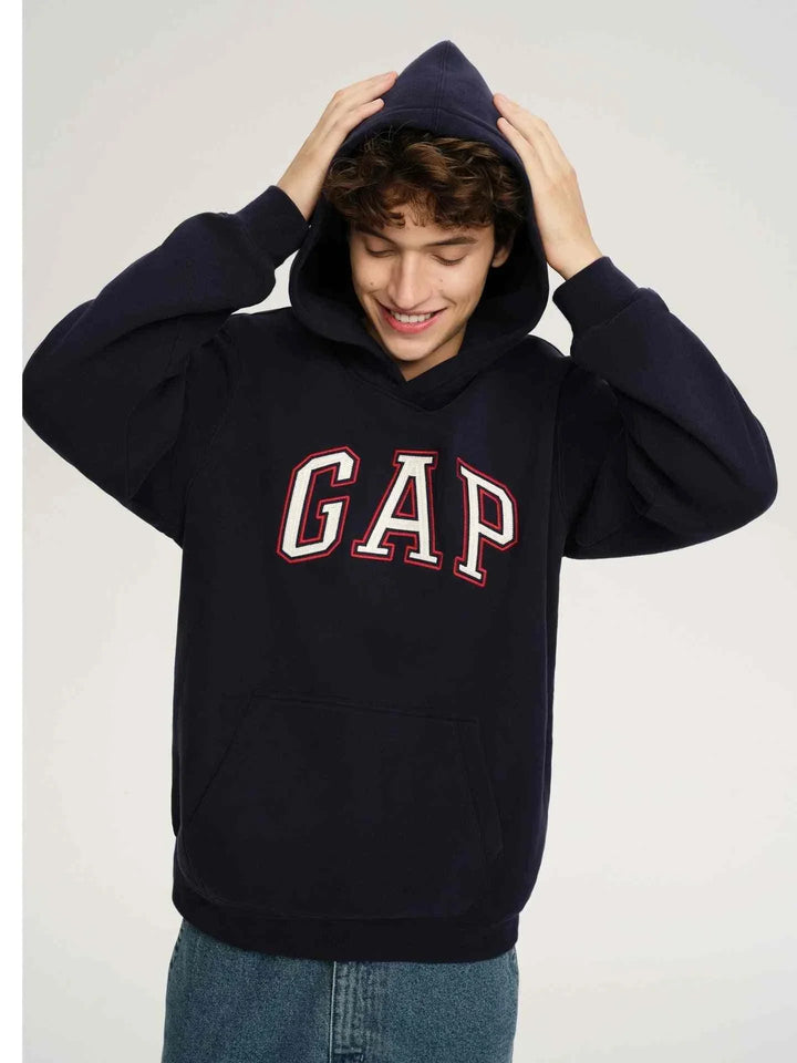 شاب يرتدي هودي Gap أصلي كاجوال كلاسيكي باللون الأسود مع شعار GAP بارز