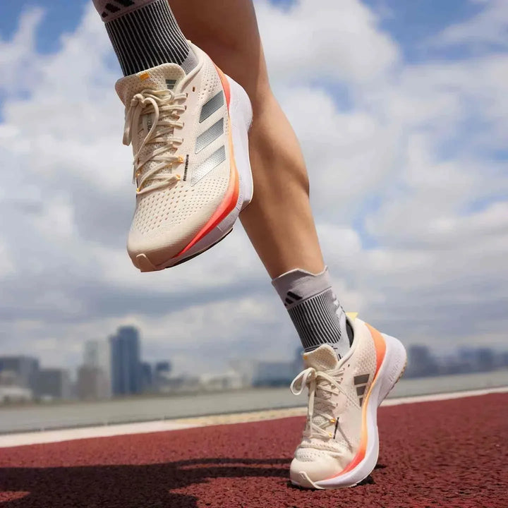 Adidas أديداس حذاء الجري السريع ADIZERO SL بيج ومرجاني بتهوية عالية ووسادة وسطى للراحة