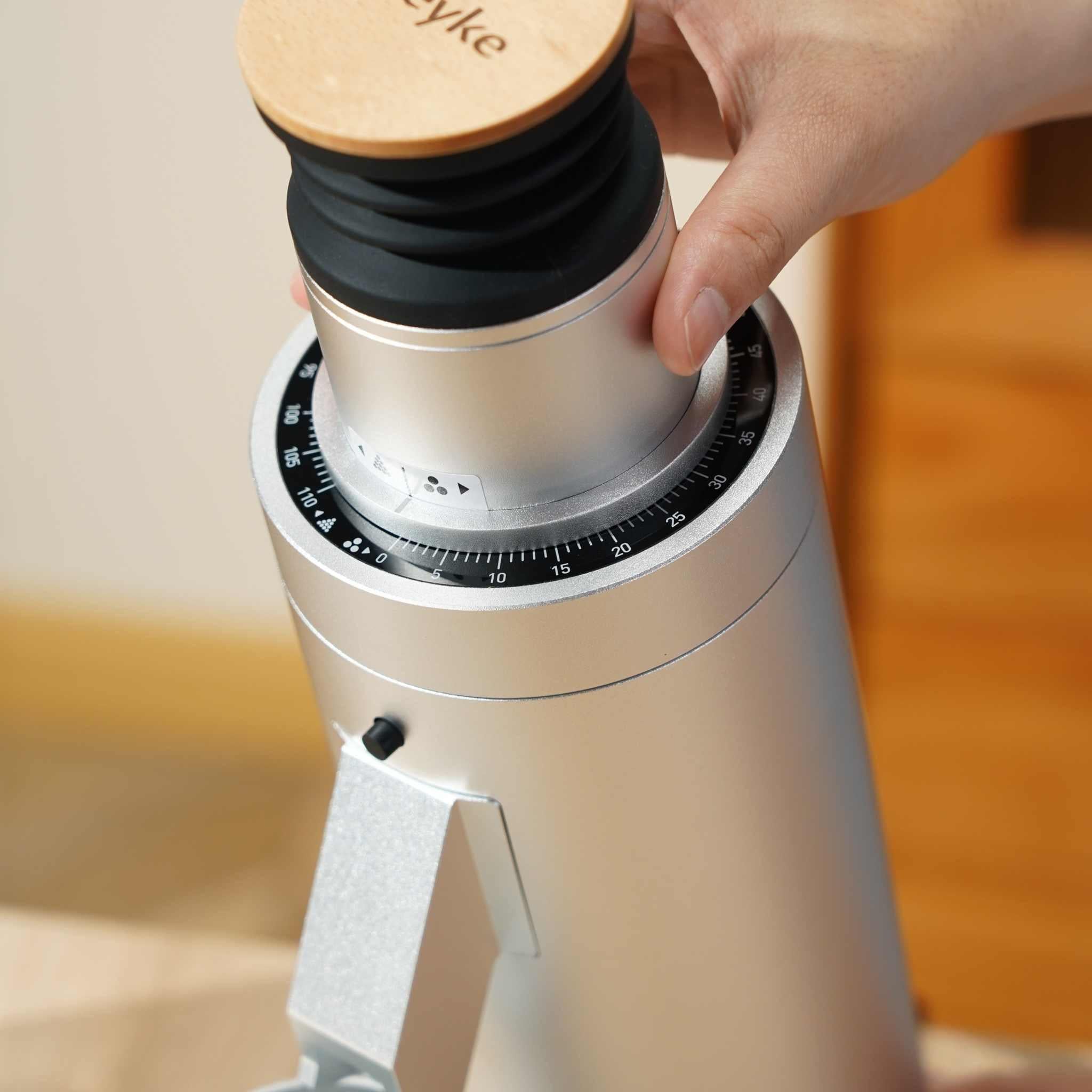مطحنة قهوة Creyke DC63 احترافية مع تروس تيتانيوم - أسود
مطحنة قهوة Creyke DC63 احترافية مع تروس تيتانيوم - فضي.