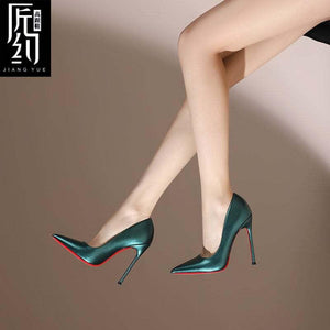 Christiana حذاء Stilettos نسائي كلاسيك بلون أخضر زمردي وكعب أحمر فاخر.