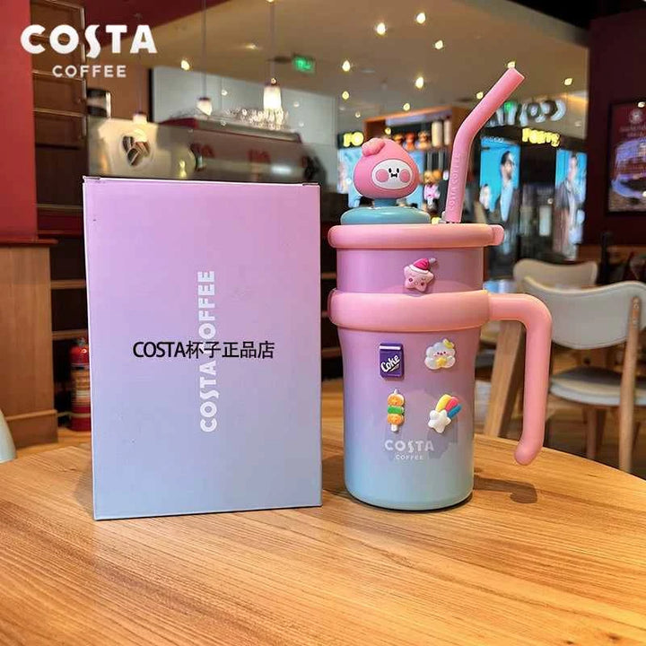 كوب حراري بألوان مبهجة من Costa Coffeeالصور تعرض مجموعة أكواب حرارية من علامة “Costa Coffee” بتصاميم مبهجة وألوان مشرقة مثل الأزرق، الوردي، الأخضر، والأصفر. تأتي الأكواب مع مقبض مريح وغطاء مع شفاطة مرنة،اكواب كوستاCostaرفعةكوب حراري بألوان مبهجة من Costa Coffee