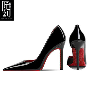 Christiana  حذاء نسائي High Heels أسود بلمسة مخملية ونعل كريستالي أحمر.