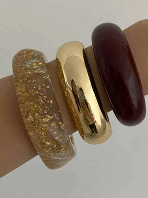 أساور عريضة Chunky بتصاميم Gold Flakes وألوان متنوعة.