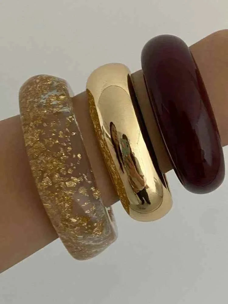 أساور عريضة Chunky بتصاميم Gold Flakes وألوان متنوعة.