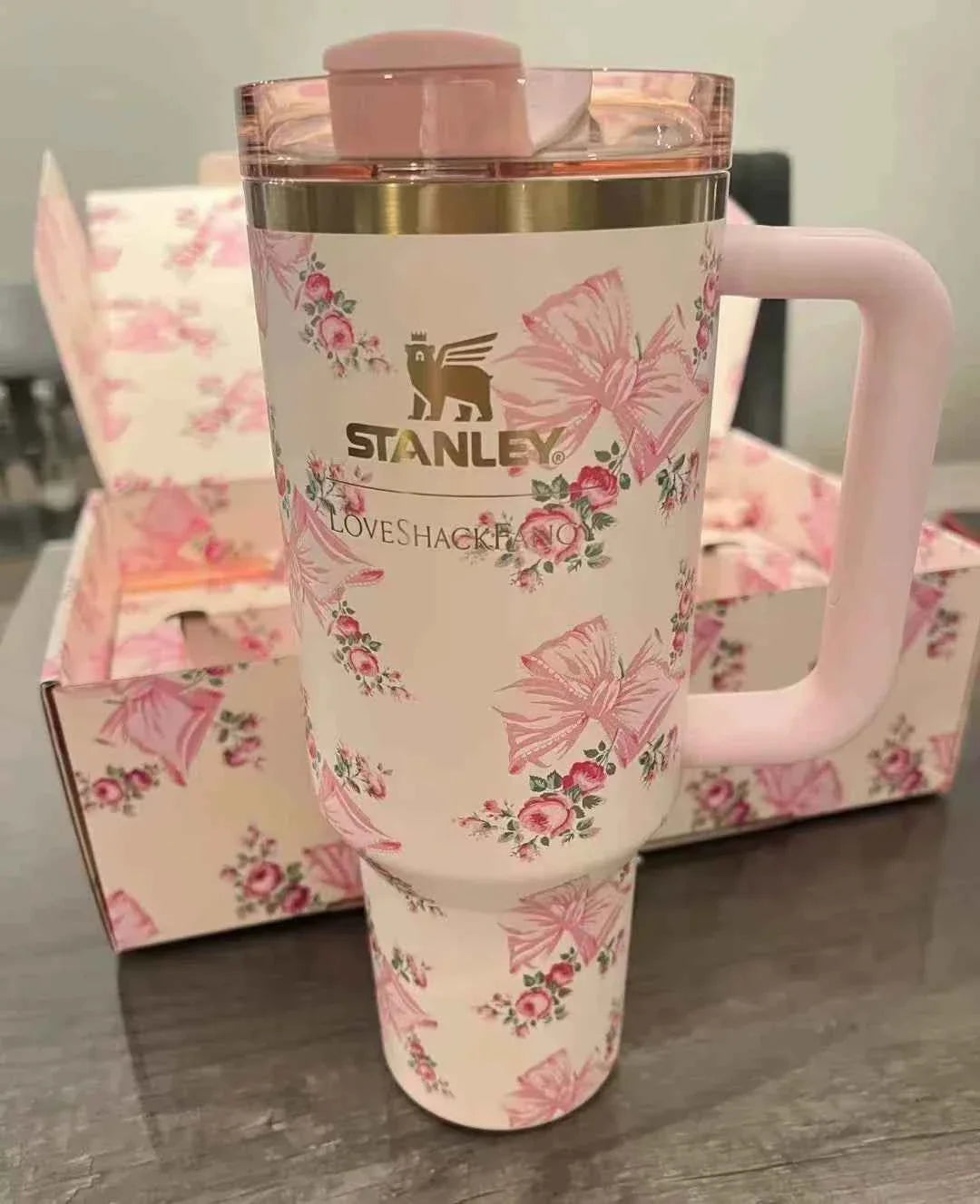 كوب Stanley Quencher H2.0 بنقوش زهور LoveShackFancy.