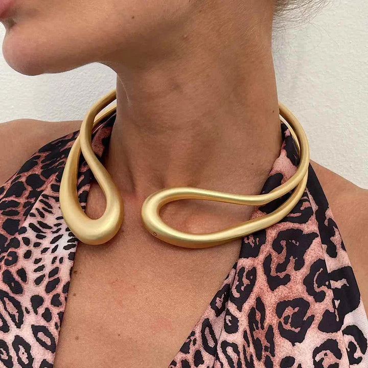 قلادة نسائية معدنية لامعة ذات تصميم مفتوح وغير منتظم بأسلوب Vintage عصري وفق موضة 2025 تناسب الإطلالات الجريئة والأنيقة بأسلوب أوروبي وأمريكي عبر الحدود