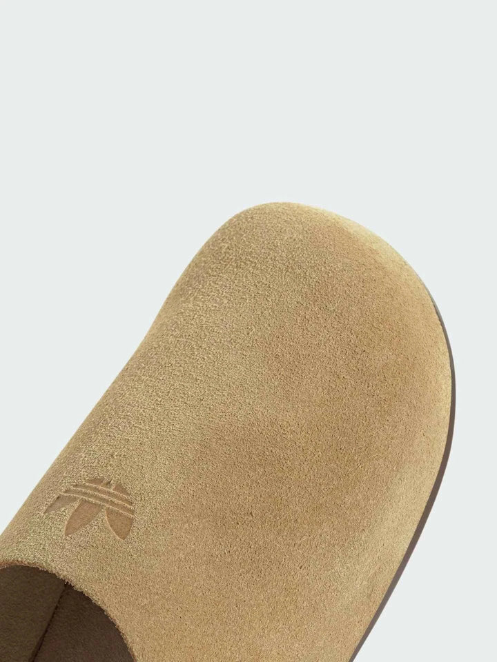شبشب Adidas كاجوال مريح من الجلد السويدي بلون كاكي مع شعار تريفل منحوت ونعل داخلي فوم ودعم قوس القدم