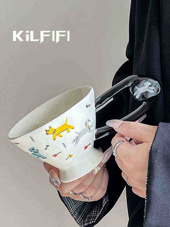 كوب سيراميك بتصميم غير منتظم وزخارف لطيفة.