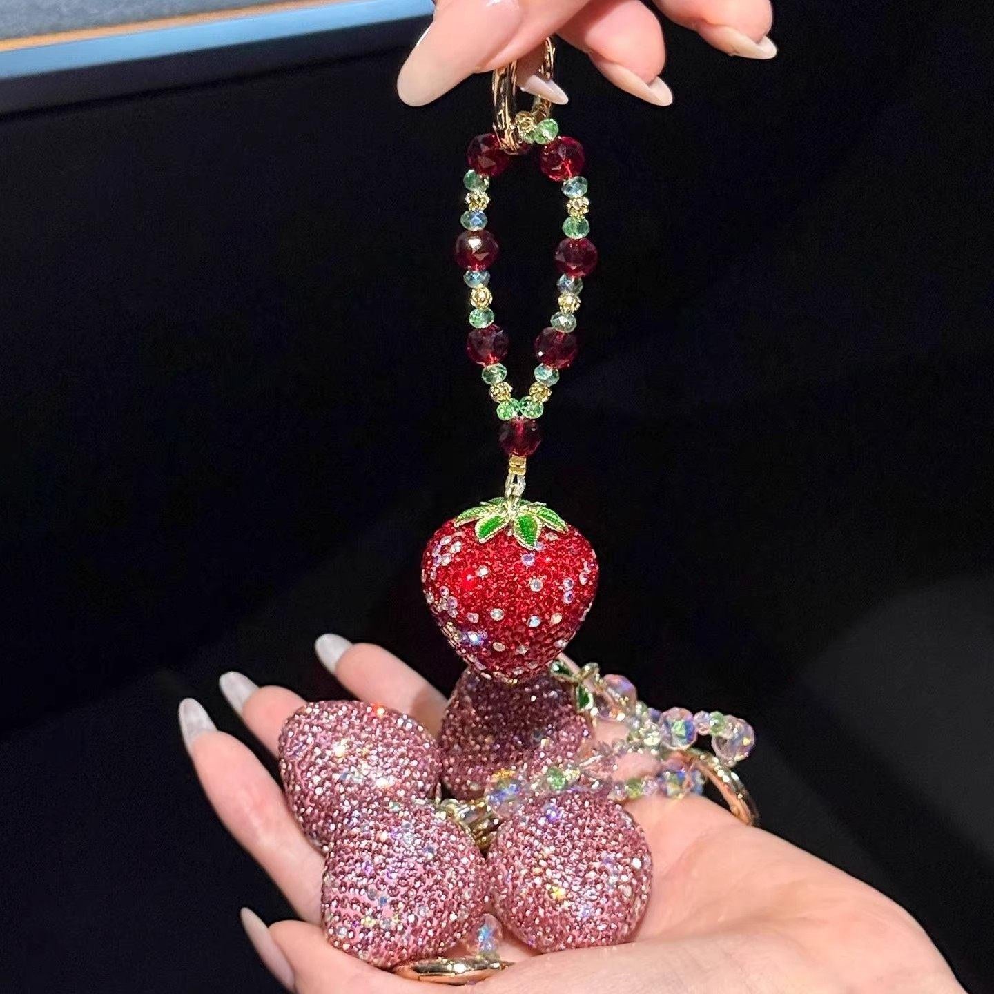 تعليقة هاتف Phone Charm بتصميم فراولة مرصعة بالكريستال.