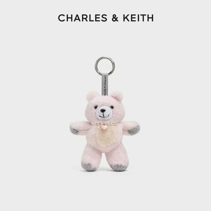 ميدالية دب تويد ناعمة من CHARLES & KEITH بتصميم مميز وأكسسوار فريد