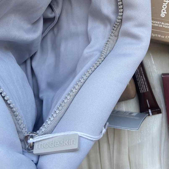 حقيبة مكياج عملية من Rhode Kit لتنظيم مستحضرات التجميل بأناقة