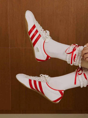 Adidas | أديداس حذاء نسائي كلاسيكي خفيف بنعل رفيع.