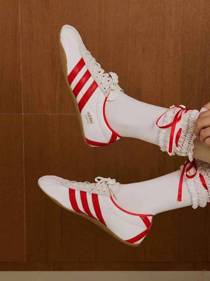 Adidas حذاء نسائي كلاسيكي أبيض مع خطوط حمراء خفيف بنعل رفيع للأناقة والراحة اليومية