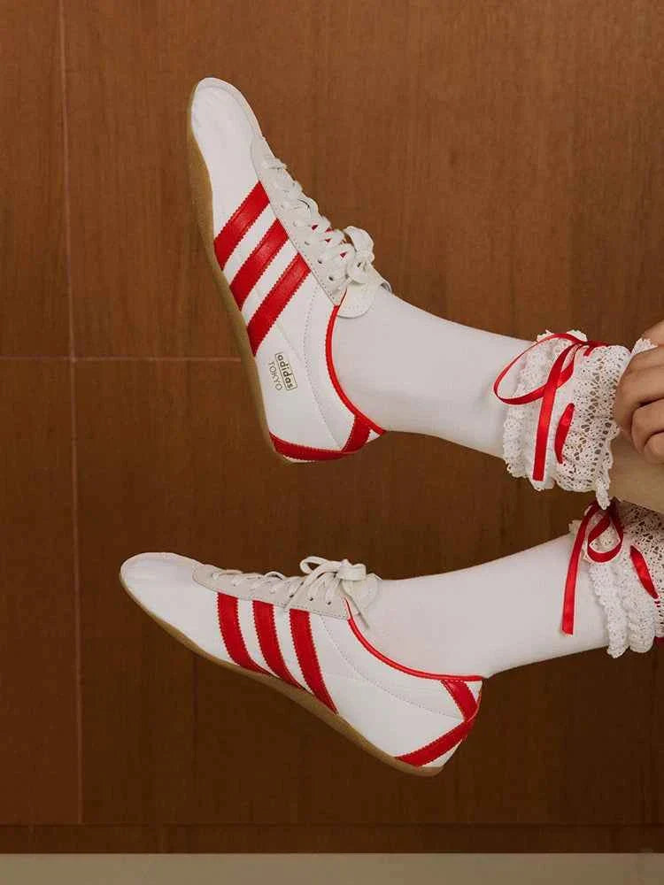 Adidas | أديداس حذاء نسائي كلاسيكي خفيف بنعل رفيع.