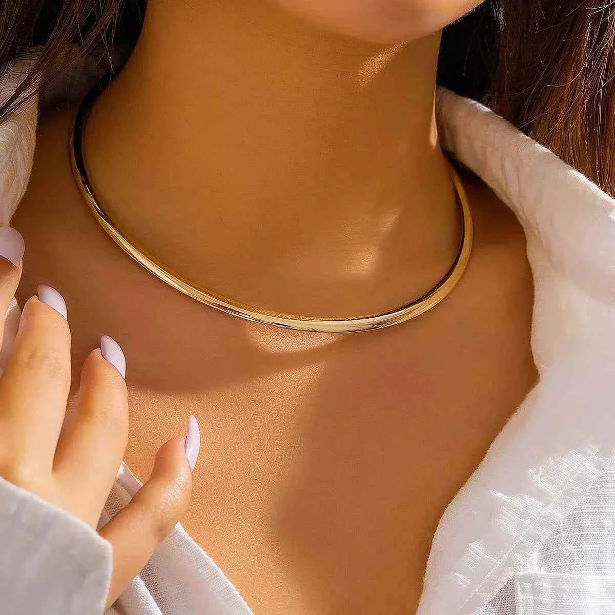 عقد Choker معدني بتصميم Torque ناعم وأنيق.
