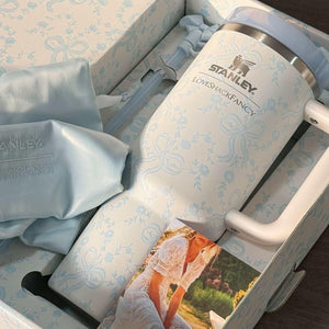 كوب Stanley x LoveShackFancy بتصميم الزهور والفيونكات الأنيق.