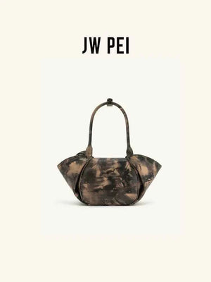 حقيبة JW PEI Zoey – حقيبة كتف كبيرة وعملية بتصميم عصري فاخر.
