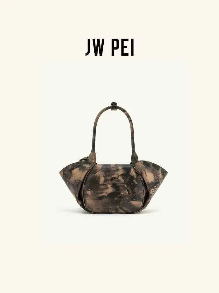 حقيبة JW PEI Zoey – حقيبة كتف كبيرة وعملية بتصميم عصري فاخر.