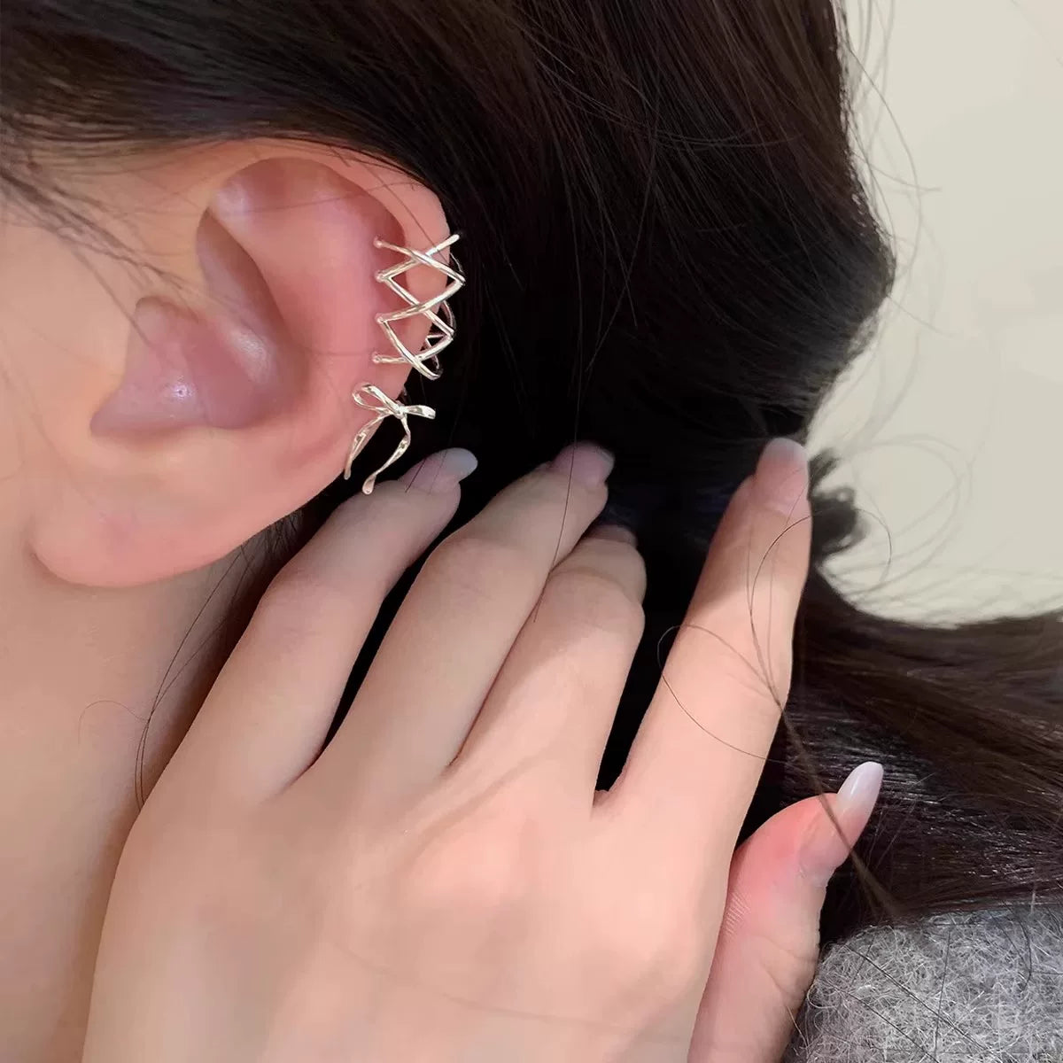 Ear Cuff بتصميم Bow Knot ولون فضي مميز.