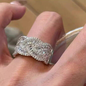 طقم خواتم مرصعة بـ Zircon بتصميم فخم ولامع.