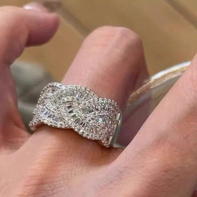 طقم خواتم مرصعة بـ Zircon بتصميم فخم ولامع.
