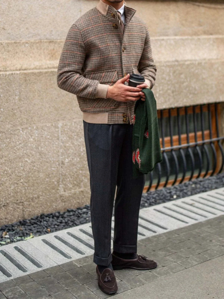 Mr. Lu San Fit Jacket جاكيت بنقشة هوندستوث بألوان بيج وبني مع خطوط برتقالية، تصميم أنيق ومريح للرجال، مصنوع من نسيج يشبه التويد مع بطانة دافئة وقبة واقفة.