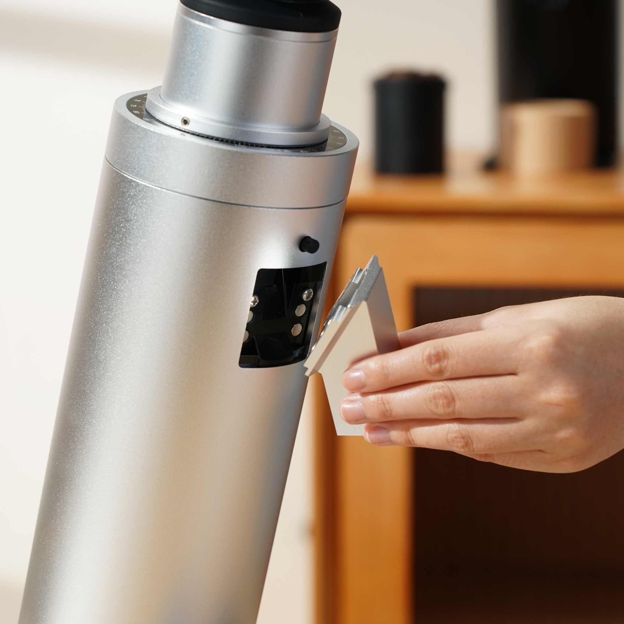 مطحنة قهوة Creyke DC63 احترافية مع تروس تيتانيوم - أسود
مطحنة قهوة Creyke DC63 احترافية مع تروس تيتانيوم - فضي.