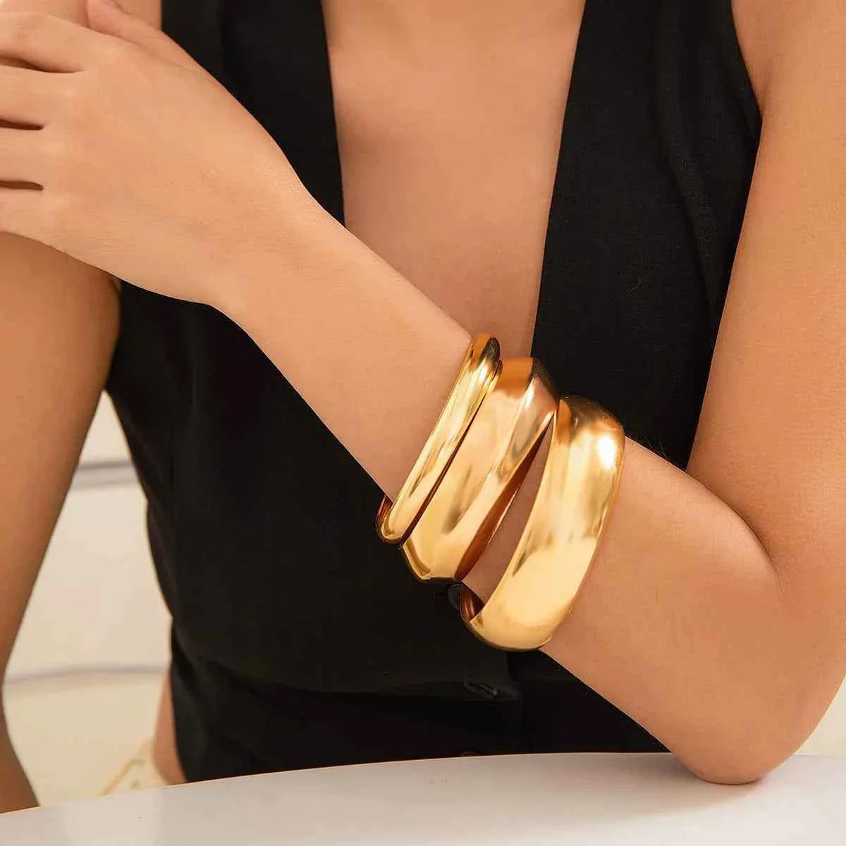 Metallic glossy curved bracelet | مجموعة سوار معدني لامع منحني موضة 2025.