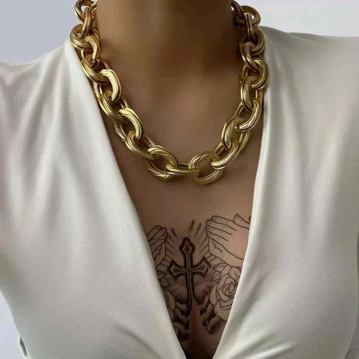 قلادة نسائية معدنية عريضة بتصميم Punk جريء بألوان ذهبية موضة 2025 للمرأة السعودية العصريّة