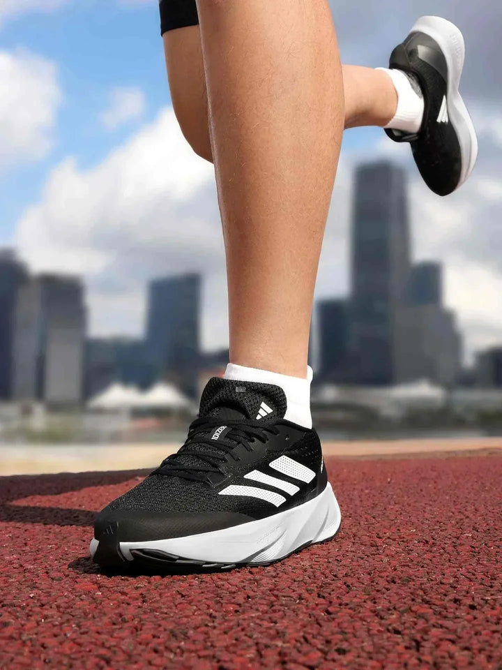 Adidas أديداس حذاء جري سريع أسود وأبيض للرجال والنساء بخامة شبكية ونعل مطاطي للثبات