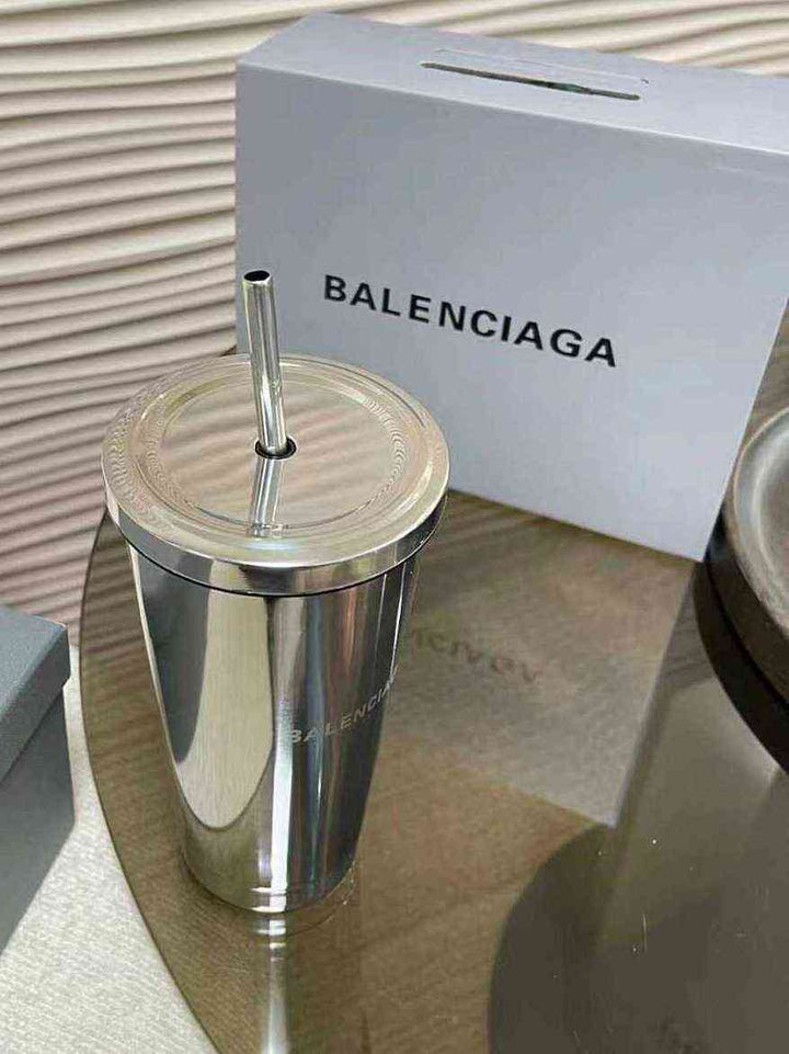 كوب ستانلس ستيل Balenciaga بغطاء محكم ولمعة معدنية فاخرة.