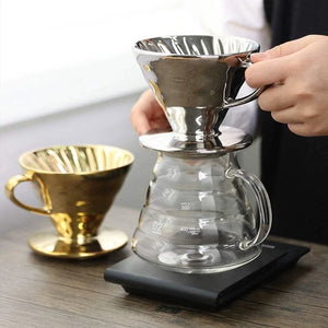 قمع ترشيح قهوة Hario V60 بتصميم معدني فاخر وألوان عاكسة.