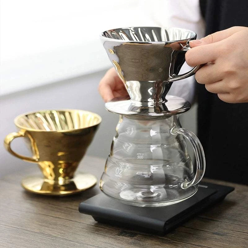 قمع ترشيح قهوة Hario V60 بتصميم معدني فاخر وألوان عاكسة.