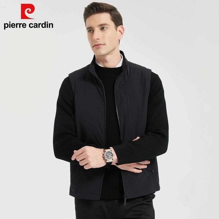 صديري رجالي بلا أكمام من Pierre Cardin بلون أزرق داكن بخامة خفيفة ودافئة مع سحّاب أمامي وجيوب مخفية لأناقة عملية معاصرة