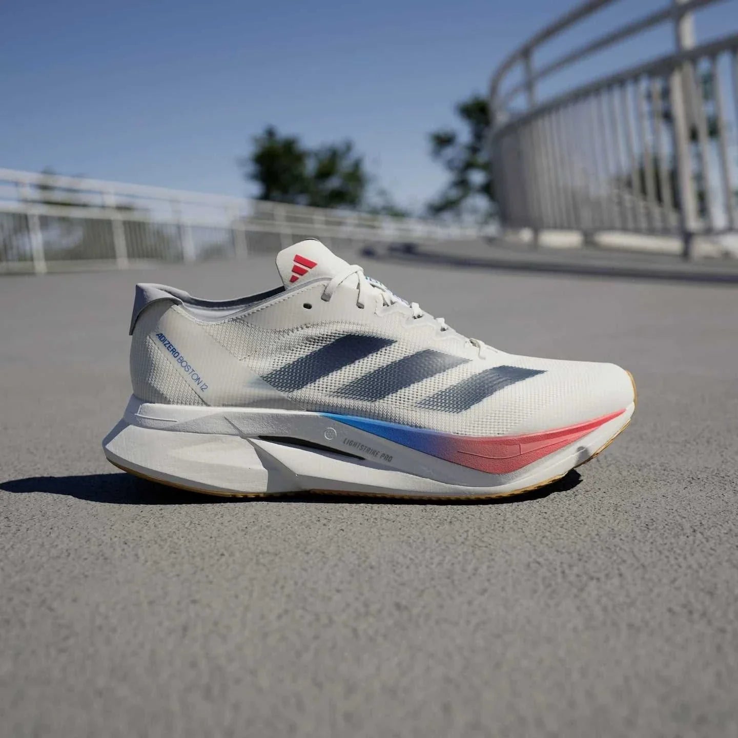 أحذية ADIZERO BOSTON 12 للجري والتدريب والاستعداد للماراثون، مزودة بدعامة من الألياف الزجاجية، للرجال والنساء – من أديداس..