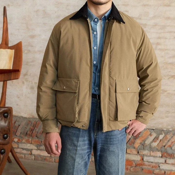 Mr. Lu San's Japanese vintage جاكيت بأسلوب ياباني كلاسيكي بني وياقة قماش كورْدَروي سوداء مع جيوب أمامية بزر وسحّاب معدني