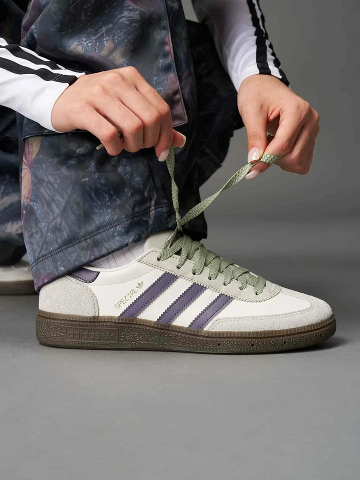 حذاء Adidas أديداس HANDBALL SPEZIAL جلد ناعم مع طبقات سويد وتصميم منخفض الارتفاع باللون الكريمي والرمادي