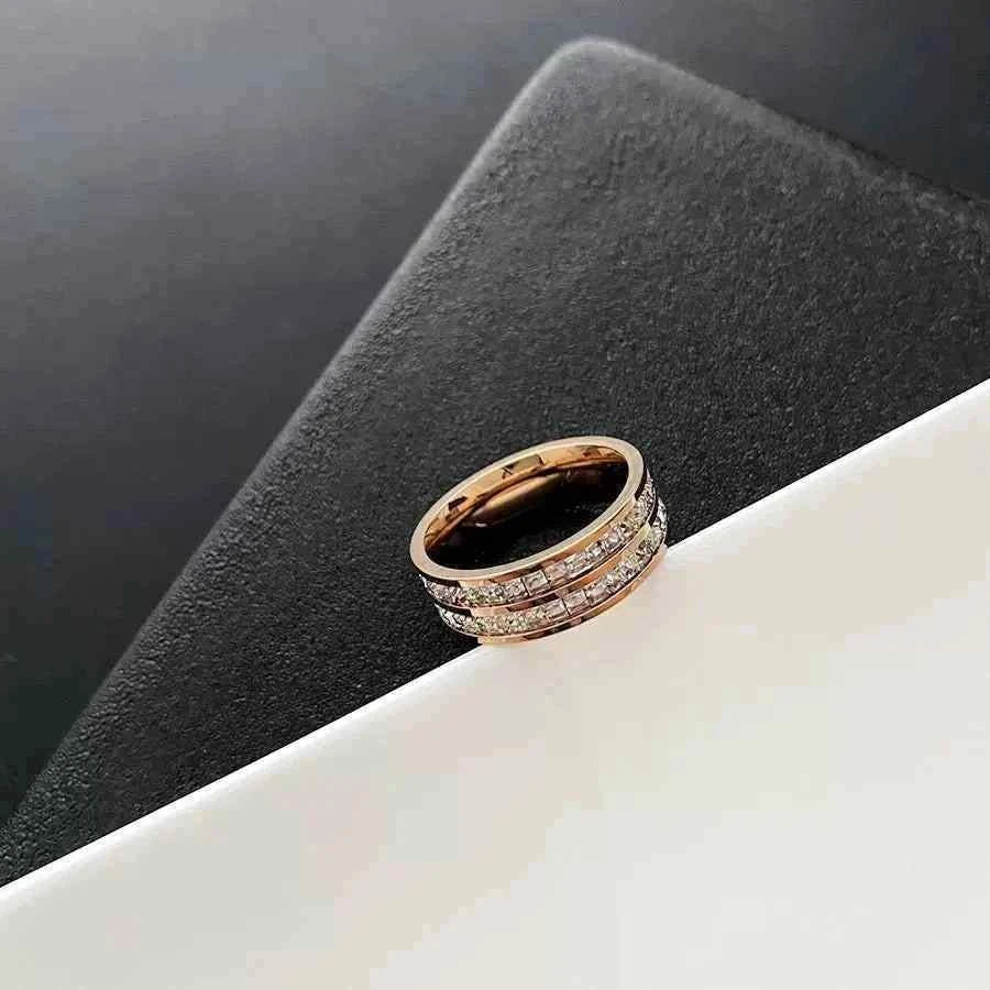 خاتم نسائي Luxury Rose Gold مرصع بفصوص الزيركون الأنيقة.