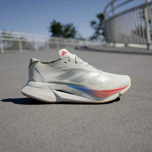 أحذية ADIZERO BOSTON 12 للجري والتدريب والاستعداد للماراثون، مزودة بدعامة من الألياف الزجاجية، للرجال والنساء – من أديداس..